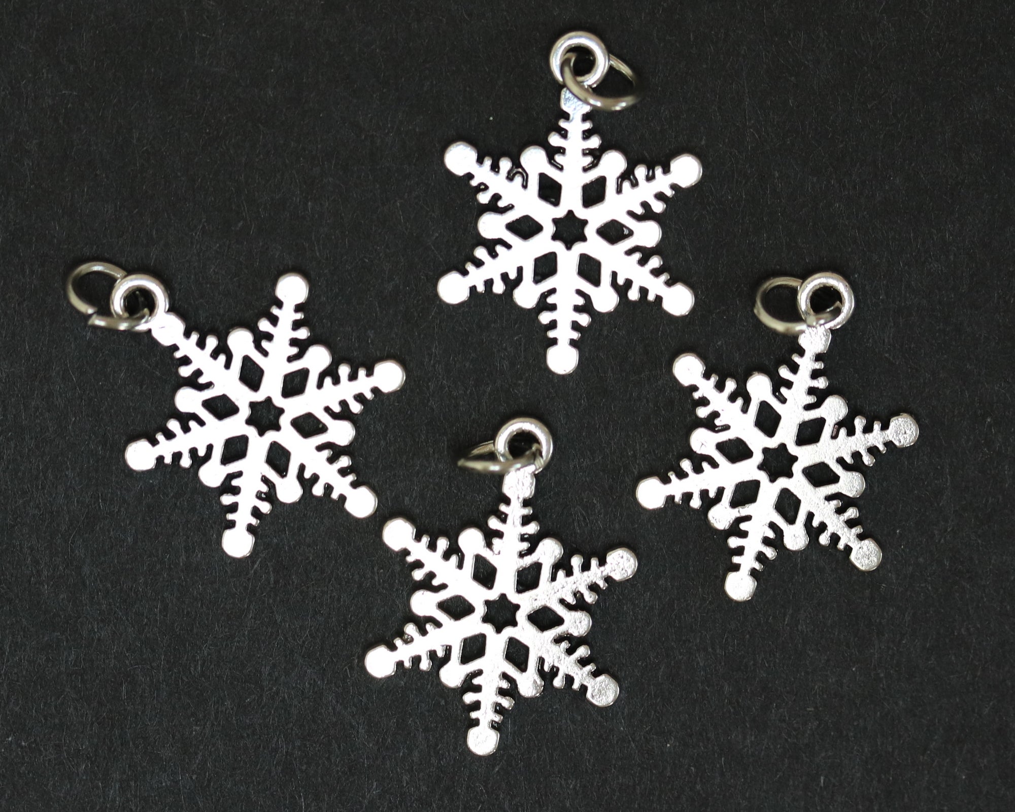 Snowflake charm 18x15mm platinum silver plated metal alloy pendant