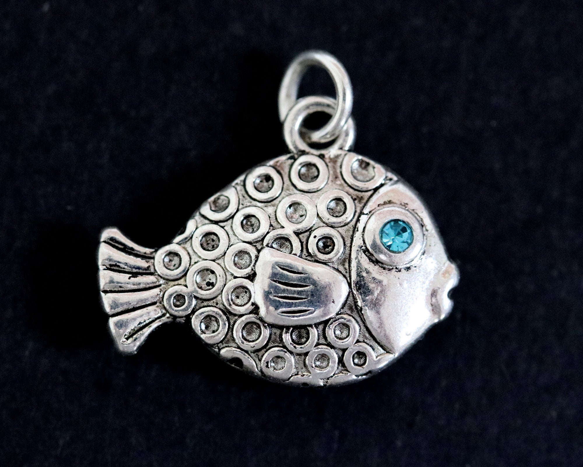 Fish charm 16x20mm antique silver plated metal alloy pendant - Oz Beads 