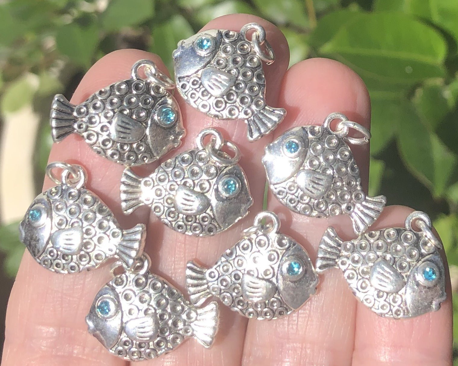 Fish charm 16x20mm antique silver plated metal alloy pendant - Oz Beads 