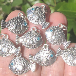 Fish charm 16x20mm antique silver plated metal alloy pendant - Oz Beads 