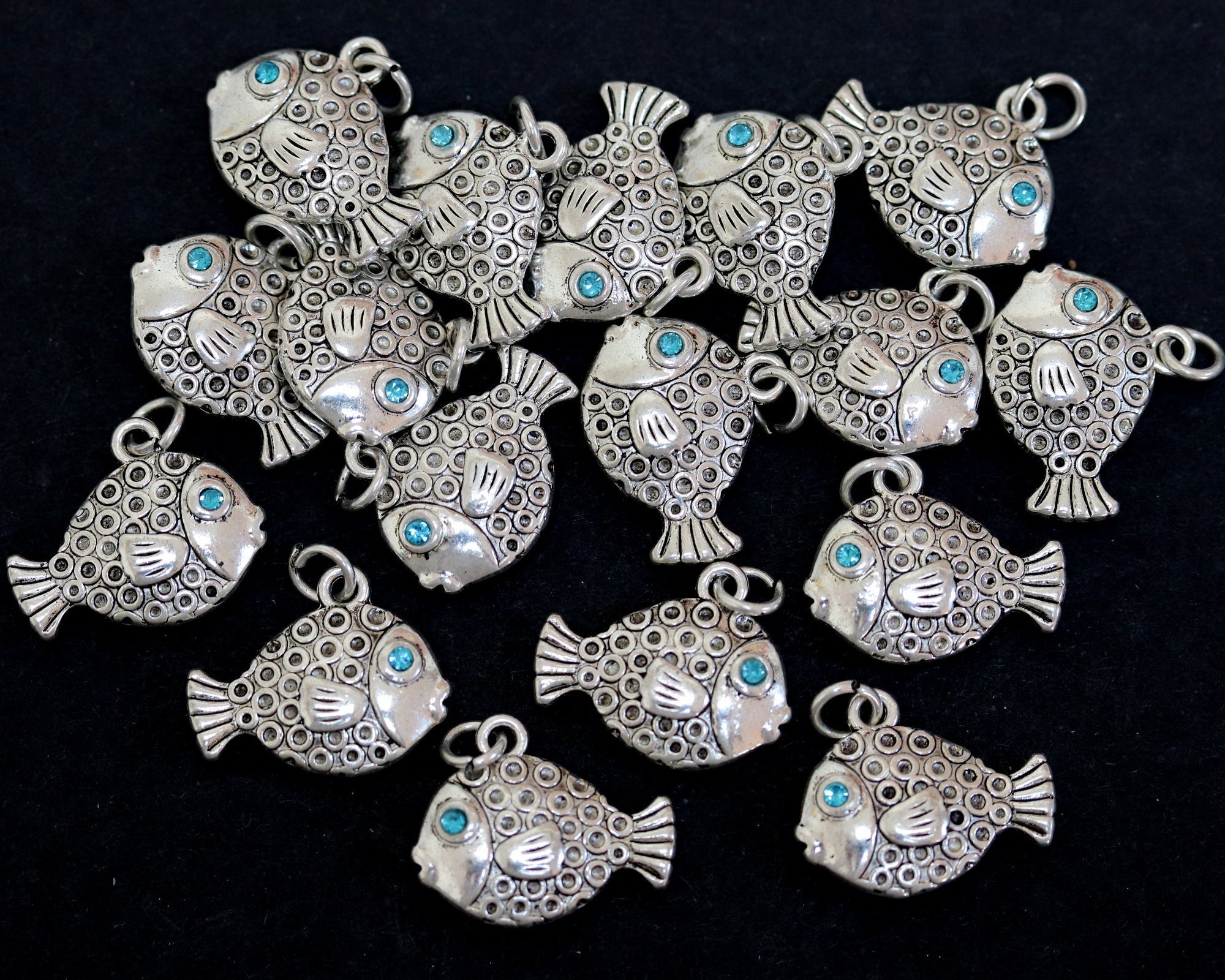 Fish charm 16x20mm antique silver plated metal alloy pendant - Oz Beads 