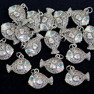 Fish charm 16x20mm antique silver plated metal alloy pendant - Oz Beads 