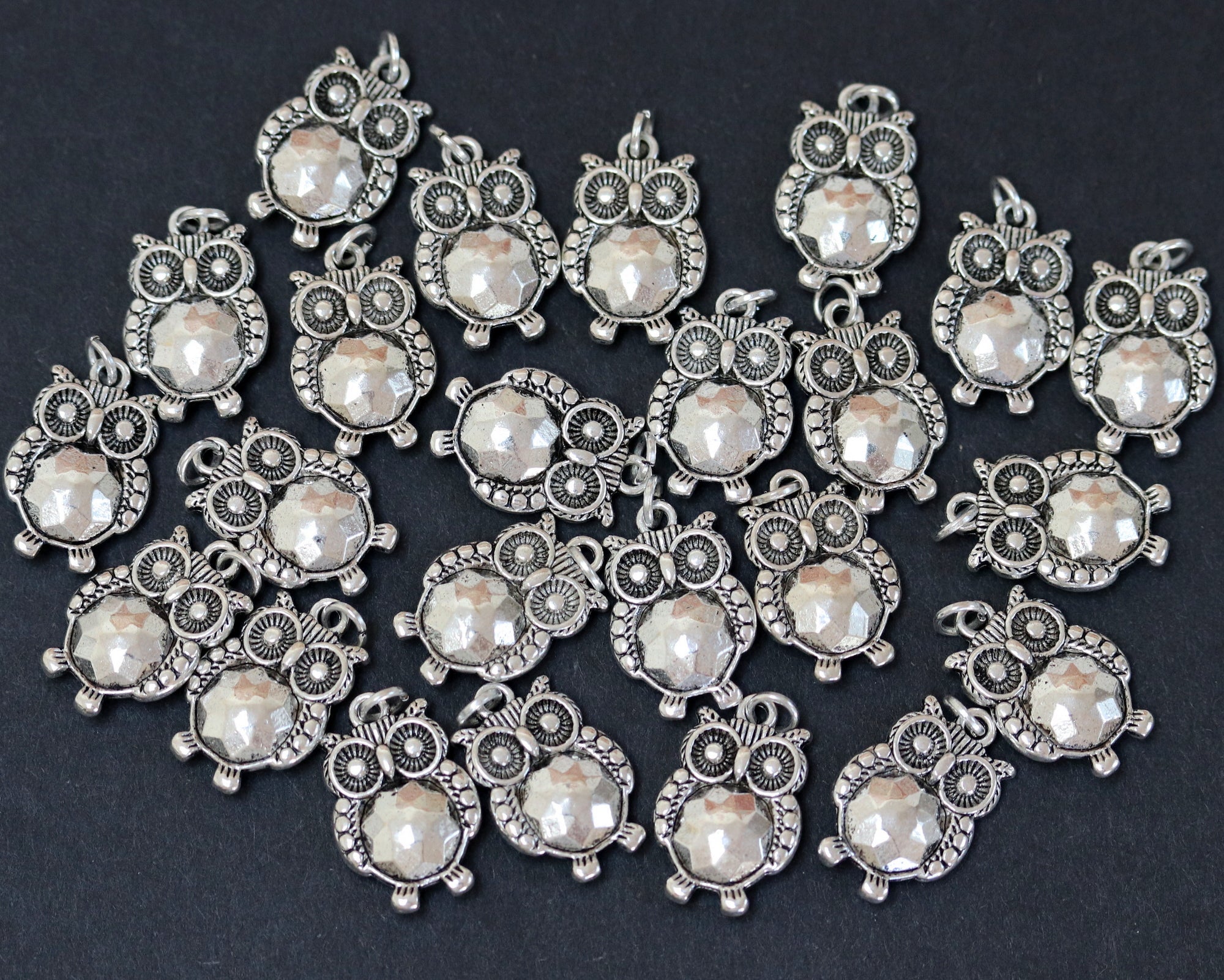 Owl charm 20x14mm antique silver metal alloy pendant - Oz Beads 