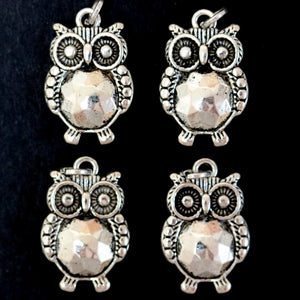 Owl charm 20x14mm antique silver metal alloy pendant - Oz Beads 