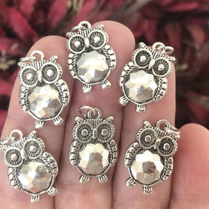 Owl charm 20x14mm antique silver metal alloy pendant - Oz Beads 