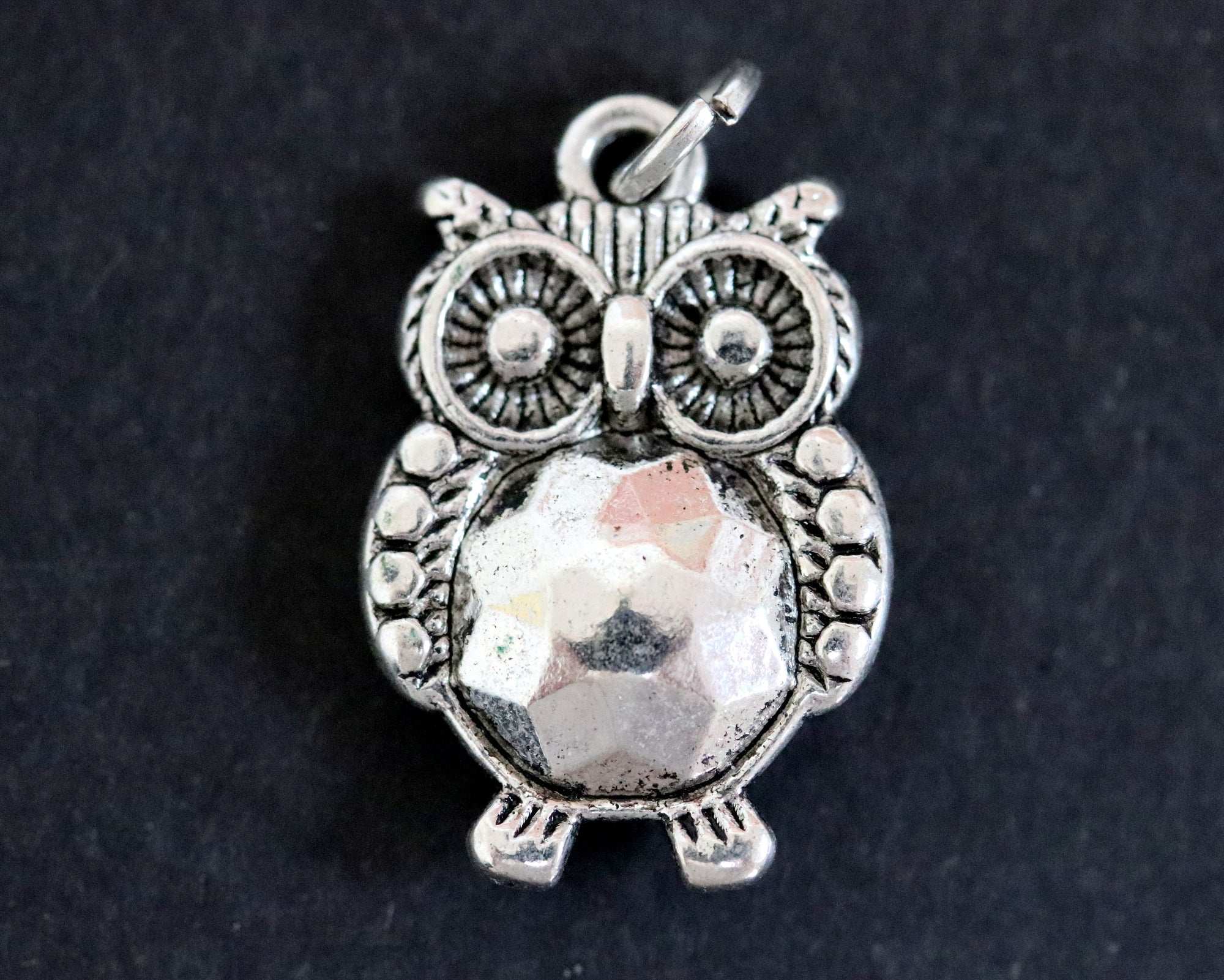 Owl charm 20x14mm antique silver metal alloy pendant - Oz Beads 
