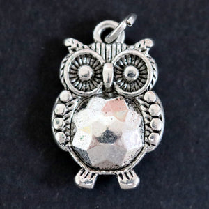 Owl charm 20x14mm antique silver metal alloy pendant - Oz Beads 