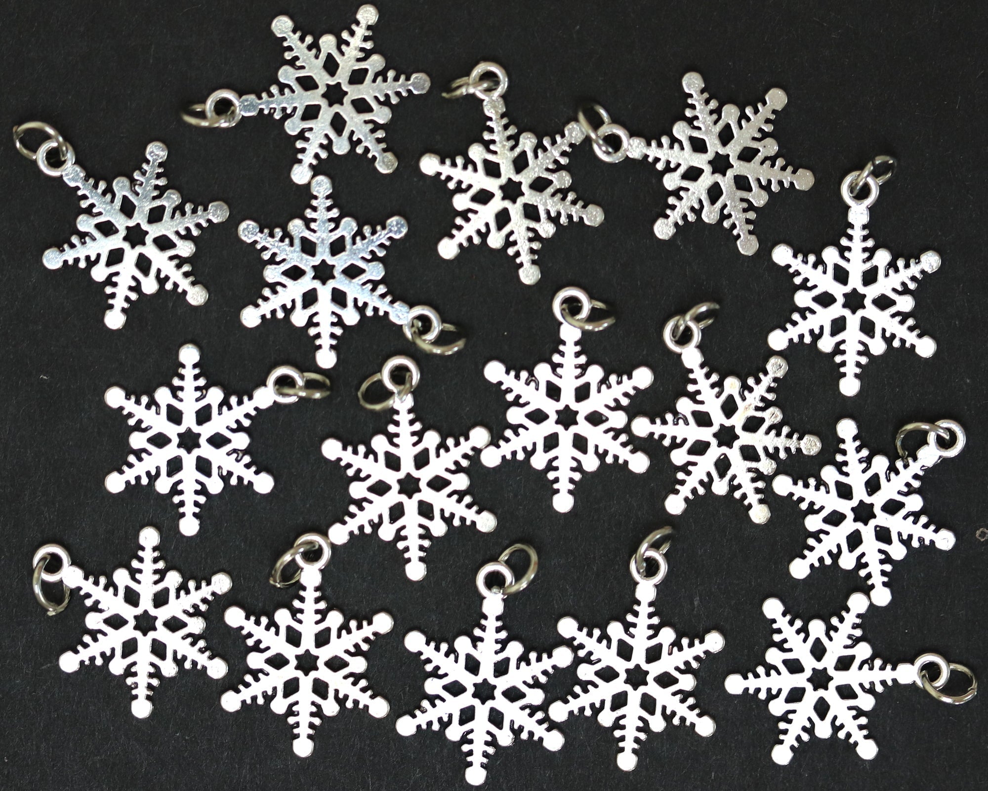 Snowflake charm 18x15mm platinum silver plated metal alloy pendant - Oz Beads 