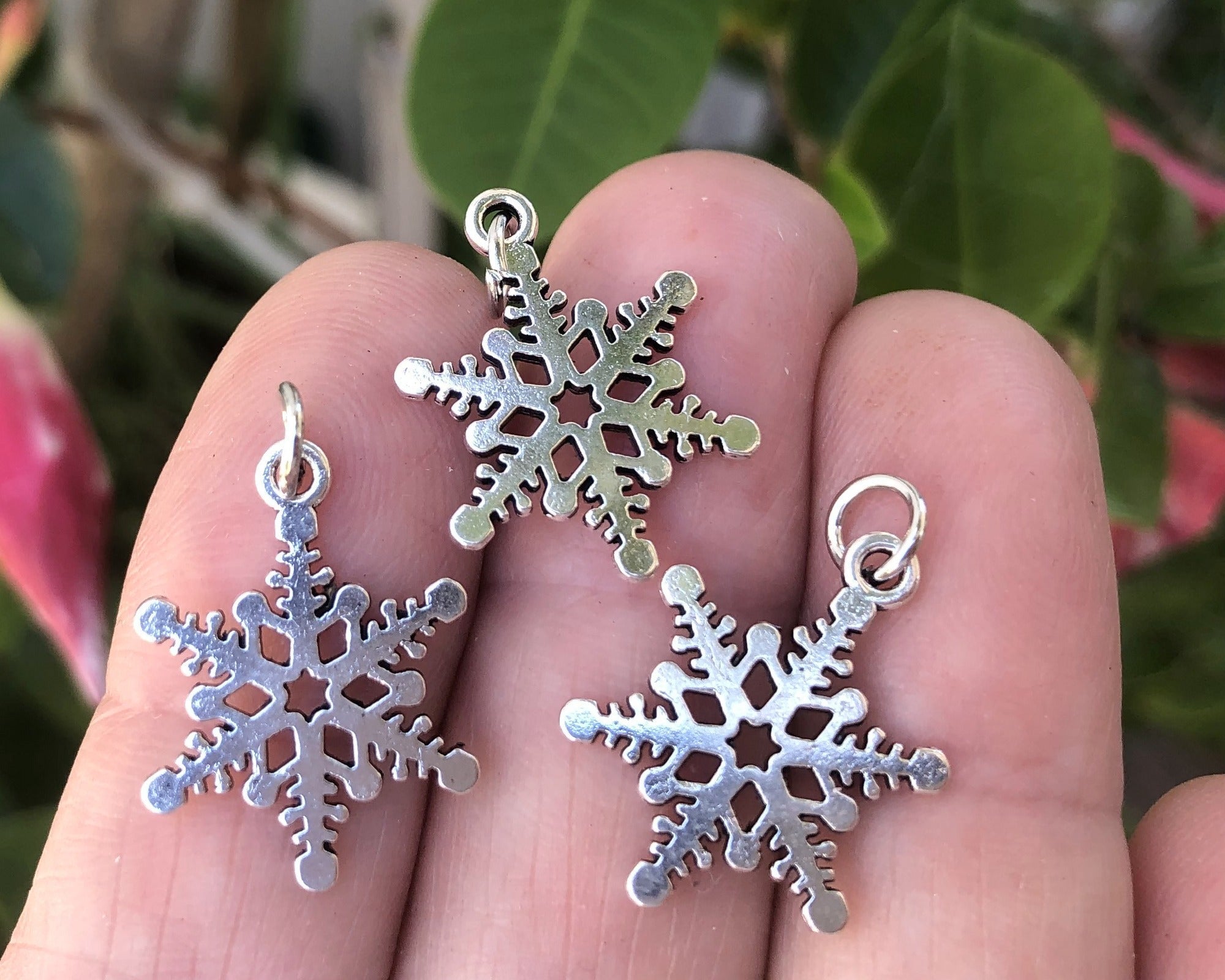 Snowflake charm 18x15mm platinum silver plated metal alloy pendant - Oz Beads 
